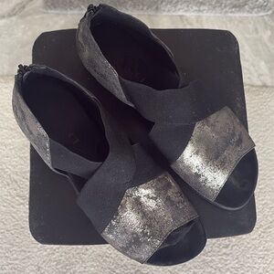 COMFY SESTO MUCCI Metallic Cross Band Zip Back Sandals